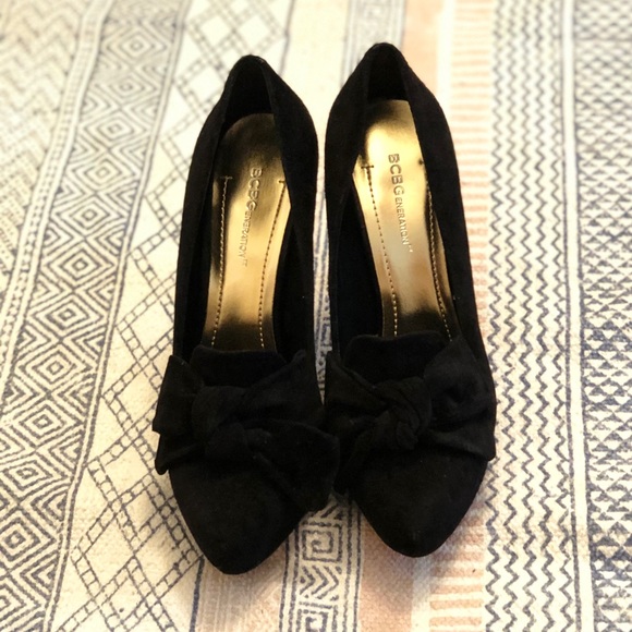 Black Heels with Bow on the front - Picture 1 of 2